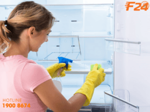 Tiến hành lau sạch bên trong tủ