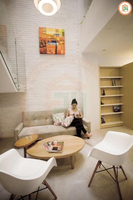 N&ocirc;̣i th&acirc;́t phòng khách phá cách khi c&oacute; sự xuất hiện của 2 chi&ecirc;́c gh&ecirc;́ trắng hi&ecirc;̣n đại.