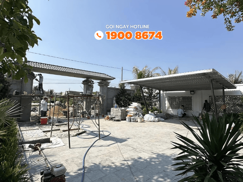 Phần hi&ecirc;n nh&agrave; được thiết kế rộng r&atilde;i khoảng 3m. Vừa đủ để che mưa v&agrave; nắng cho khoảng cửa l&ugrave;a hết ph&iacute;a trong.