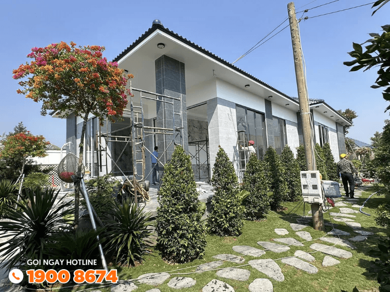 Mặt tiền mẫu biệt thự nh&agrave; vườn &ldquo;tiền tỉ&rdquo; với một kh&ocirc;ng gian s&acirc;n vườn v&ocirc; c&ugrave;ng rộng r&atilde;i.