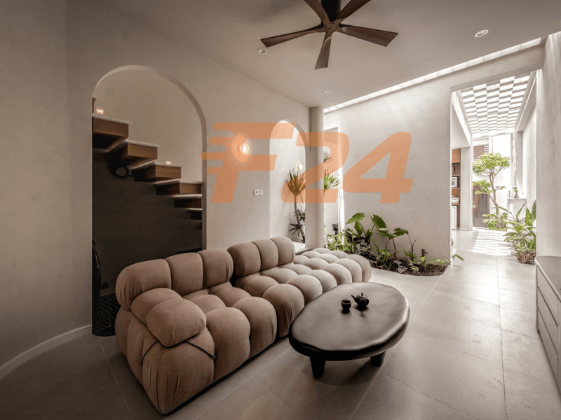 Thiết kế ph&ograve;ng ngủ ch&iacute;nh kh&aacute; đơn giản, tường ốp gạch m&agrave;u x&aacute;m trắng hiện đại, nền nh&agrave; l&aacute;t gạch giả gỗ bắt mắt.