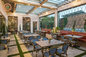 Thiết kế nội thất nhà hàng kết hợp với không gian xanh