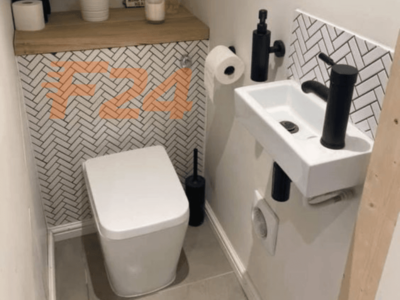 phong tam duoi chan gam cau thang