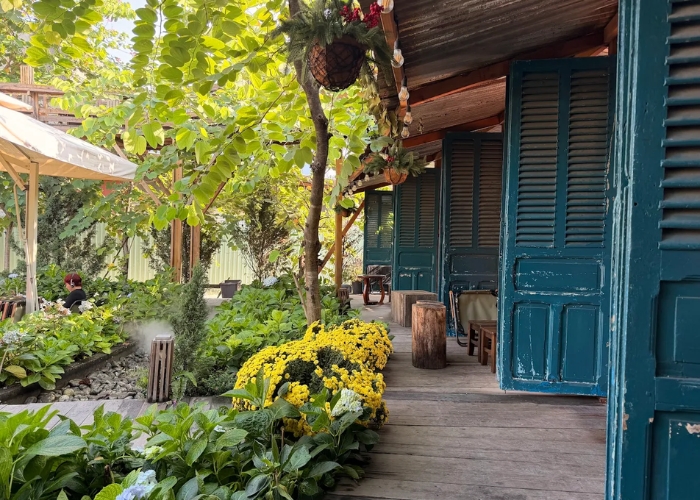Thiết kế nội thất qu&aacute;n cafe theo phong s&acirc;n vườn 