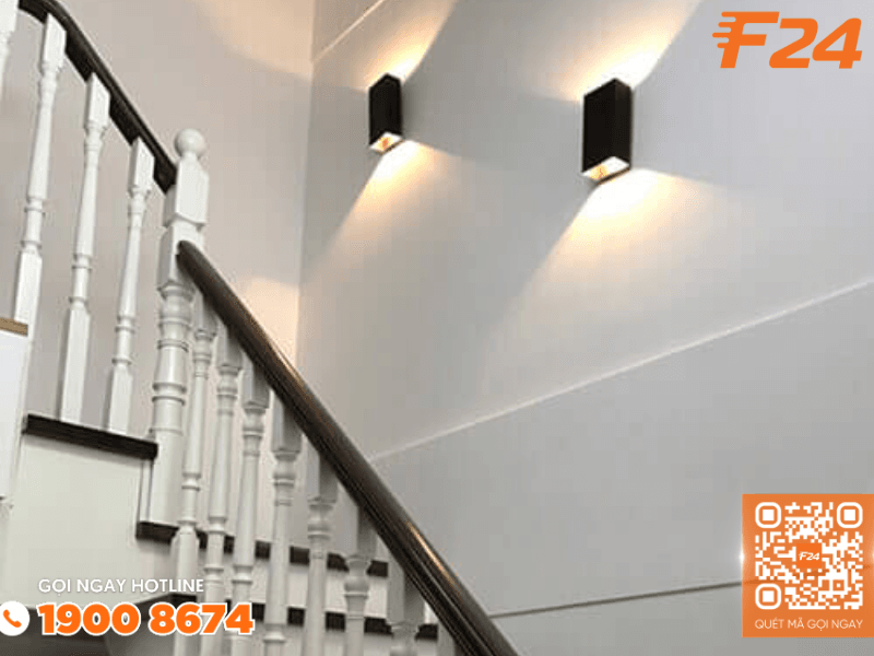 Đ&egrave;n led chiếu s&aacute;ng cầu thang