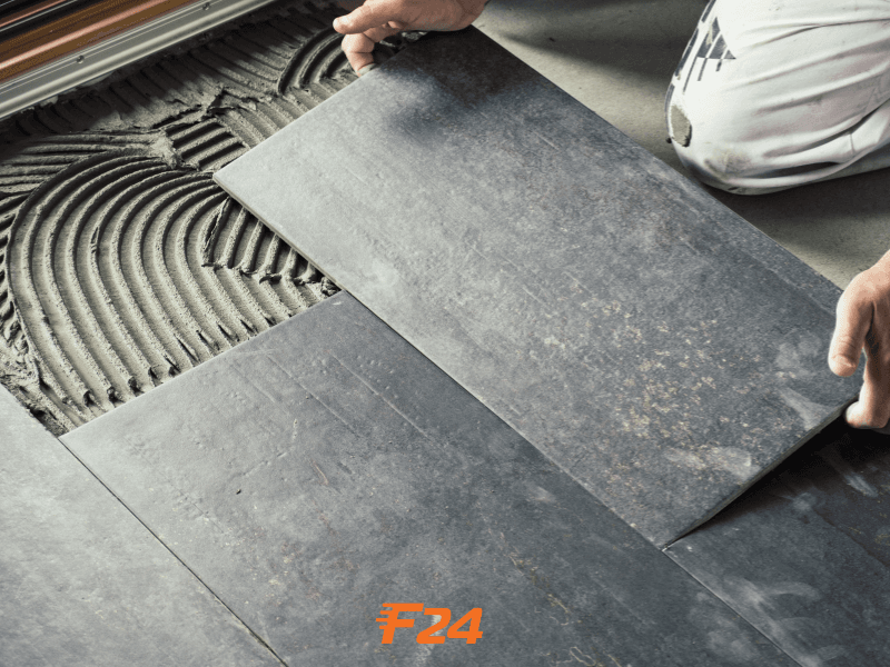 thợ ốp gạch tường