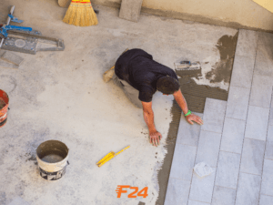 thợ ốp gạch tường