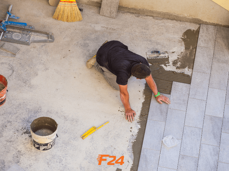 thợ ốp gạch tường