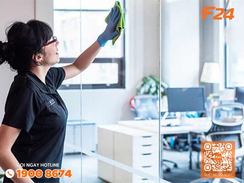 L&agrave;m sạch c&aacute;c bề mặt k&iacute;nh