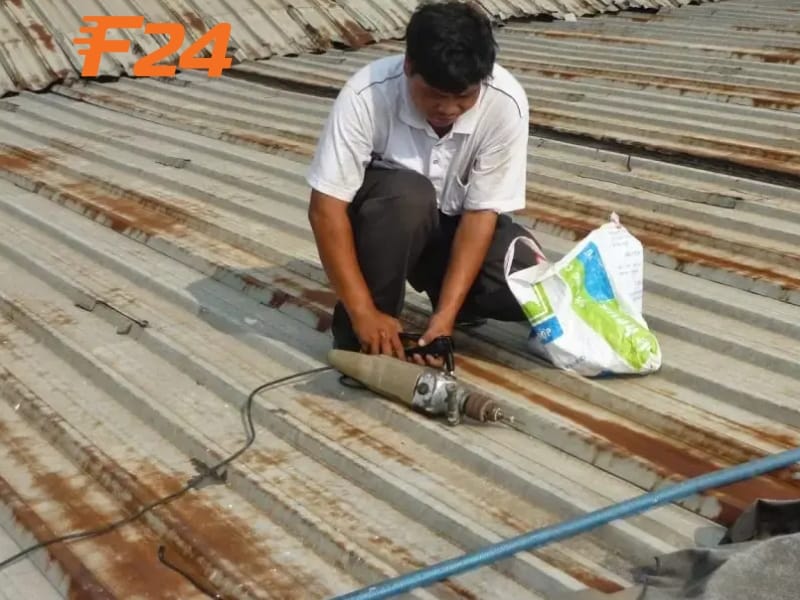 Cách chống thấm mái tôn & Ưu nhược điểm chi tiết 2 Thay vít, đinh đã bị hao mòn cho mái tôn bị thấm dột