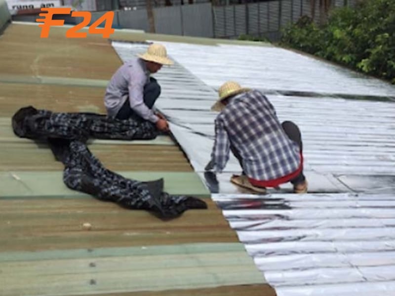 Cách chống thấm mái tôn & Ưu nhược điểm chi tiết 4 Chống thấm dột mái tôn bằng tấm dán