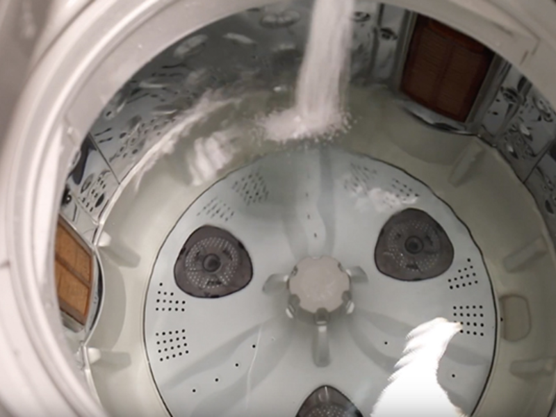Mách bạn cách sử dụng bột vệ sinh máy giặt hiệu quả tại nhà 4 Cho bột trực tiếp vào lồng giặt và khởi động
