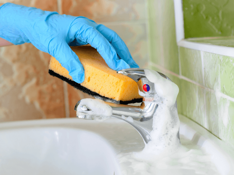 Vệ sinh bồn rửa tay