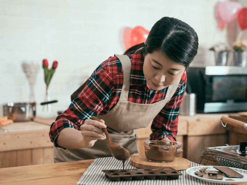 Nấu socola tan chảy bằng l&ograve; vi s&oacute;ng