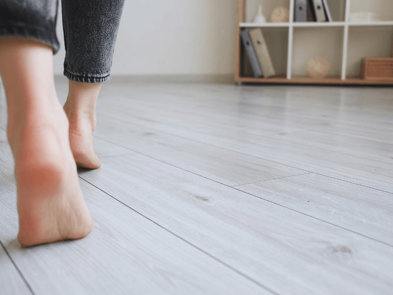 thoa mai di chan tran tren gach men