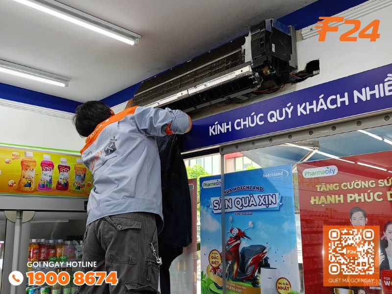 Dịch vụ vệ sinh máy lạnh tại nhà, cửa hàng, văn phòng, quán cà phê, … Kỹ thuật viên F24 kiểm tra máy lạnh