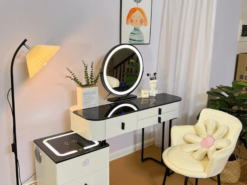 B&agrave;n trang điểm