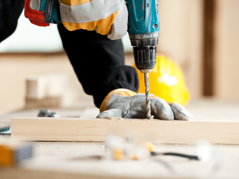 Kinh nghiệm chọn mua máy khoan cầm tay gia đình phù hợp 3 Chức năng đảo chiều của máy khoan
