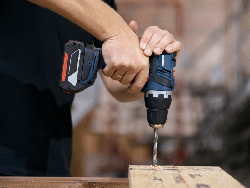 Kinh nghiệm chọn mua máy khoan cầm tay gia đình phù hợp 1 Máy khoan cầm tay