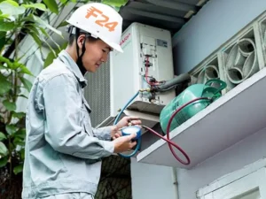 Thợ tiến hành khảo sát tình hình thực tế và đo gas máy lạnh Quận 11