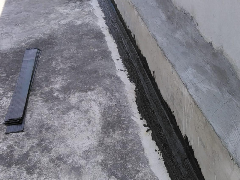 Cách chống thấm mái tôn giáp tường hiệu quả triệt để 5 Chong tham mai ton bang nhua duong