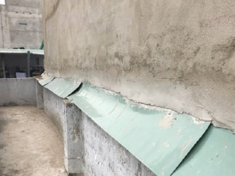 Cách chống thấm mái tôn giáp tường hiệu quả triệt để 2 Su dung xi mang chong tham khe tiep giap tuong voi mai ton