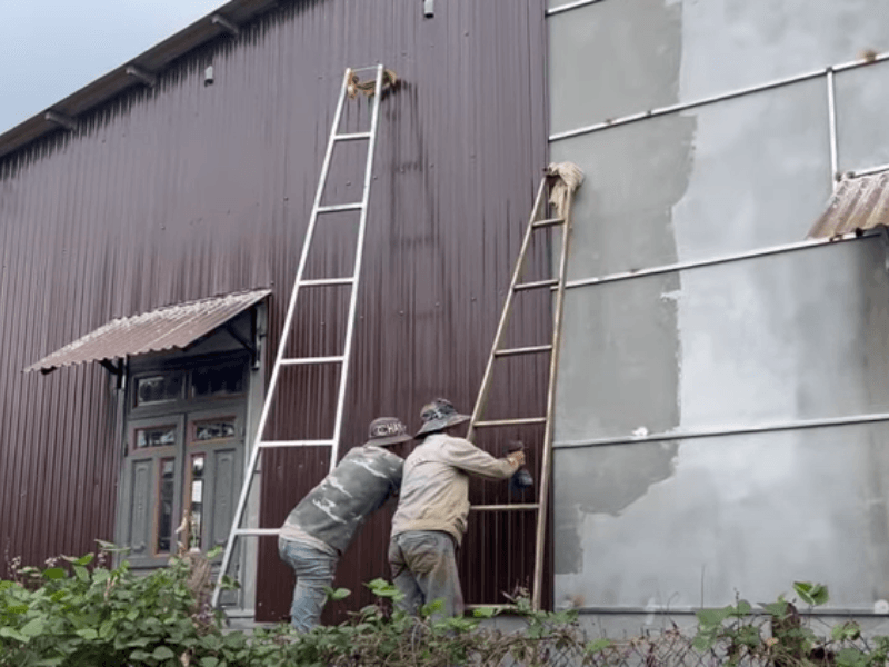 Chống thấm tường bằng tôn đạt hiệu quả cao 4 Bịt kín các vị trí bắn vít