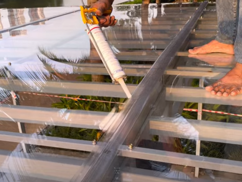 Su dung keo silicon de bit kin khe ho