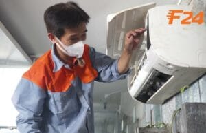 Thợ tiến hành sửa máy lạnh Dĩ An cho khách hàng