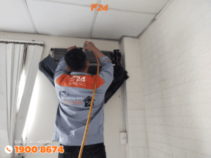 Thợ kiểm tra lại máy lạnh trước