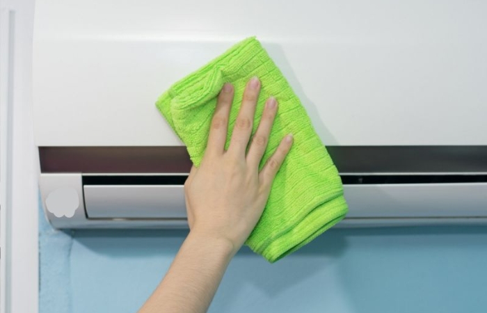 Dùng khăn lau sạch bụi bẩn bám trên lớp mặt nạ máy lạnh Asanzo Làm sạch lớp mặt nạ máy lạnh asanzo