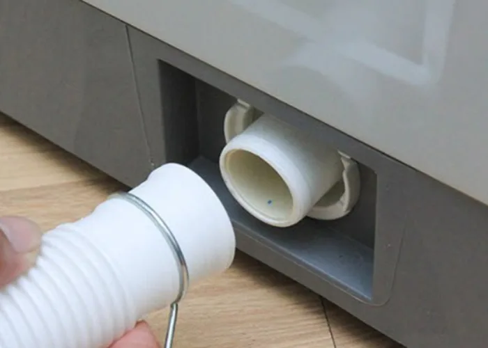 Th&aacute;o ống bơm v&agrave; xả nước ph&iacute;a sau m&aacute;y giặt