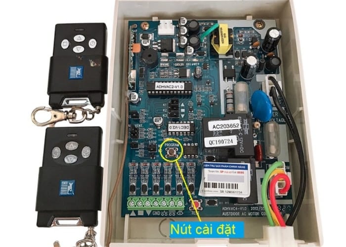 Mở remote cửa cuốn bị kh&oacute;a bằng hộp điều khiển