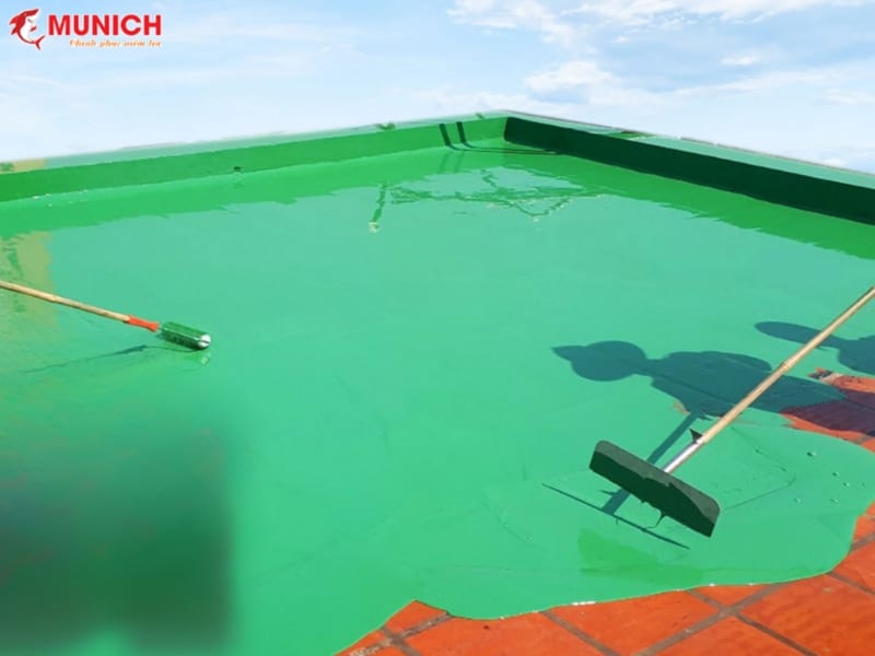 Tiến hành thi công lớp sơn phủ epoxy thứ nhất Thi công lớp sơn phủ epoxy chống thấm thứ nhất