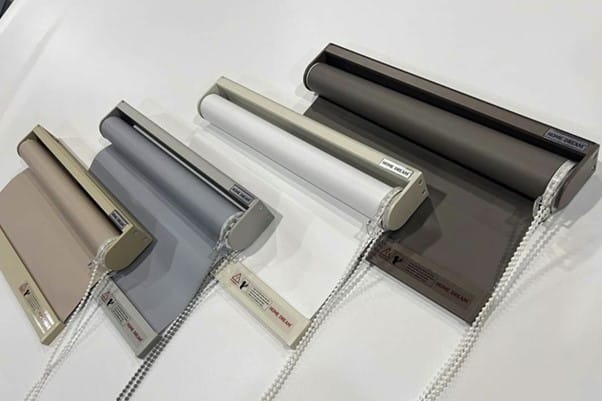 N&ecirc;n chọn r&egrave;m cầu vồng hay r&egrave;m cuốn trơn chống nắng