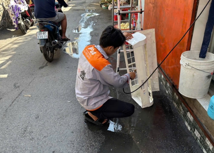 vệ sinh m&aacute;y lạnh Hitachi tại nh&agrave;