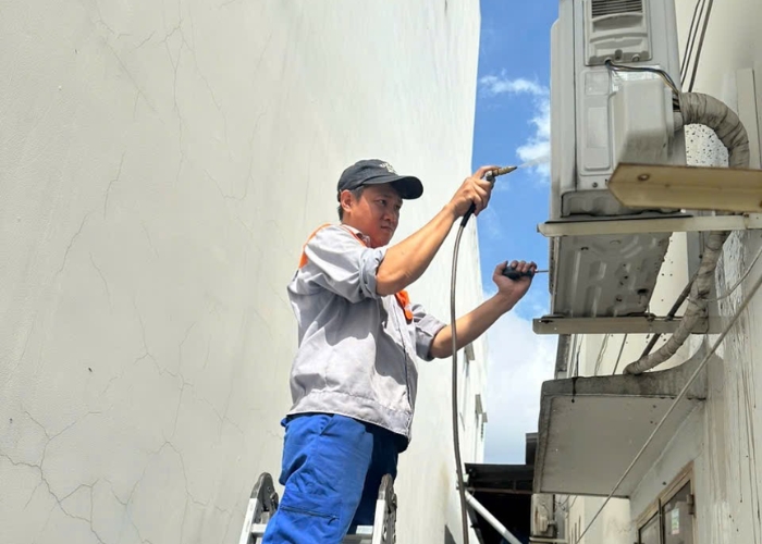 vệ sinh m&aacute;y lạnh sharp