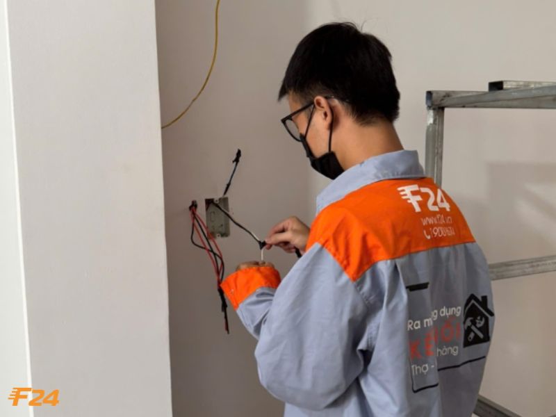 Thợ thi c&ocirc;ng điện nước