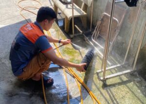 Nhân viên vệ sinh máy lạnh