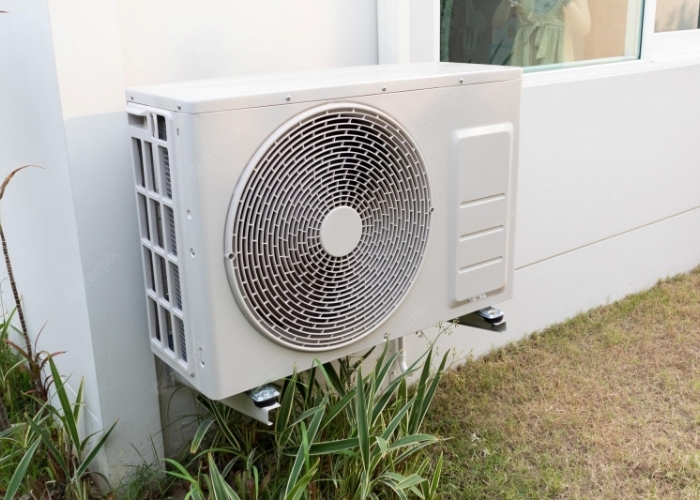 Không nên đặt dàn nóng quá sát đất hay gần bụi rậm Không nên đặt dàn nóng nơi có nhiều cây cối bụi rậm