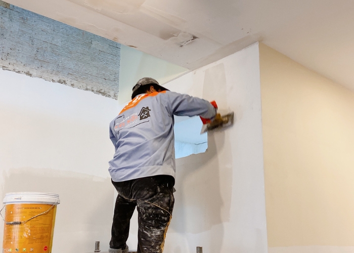 Thi công lớp sơn lót kháng kiềm