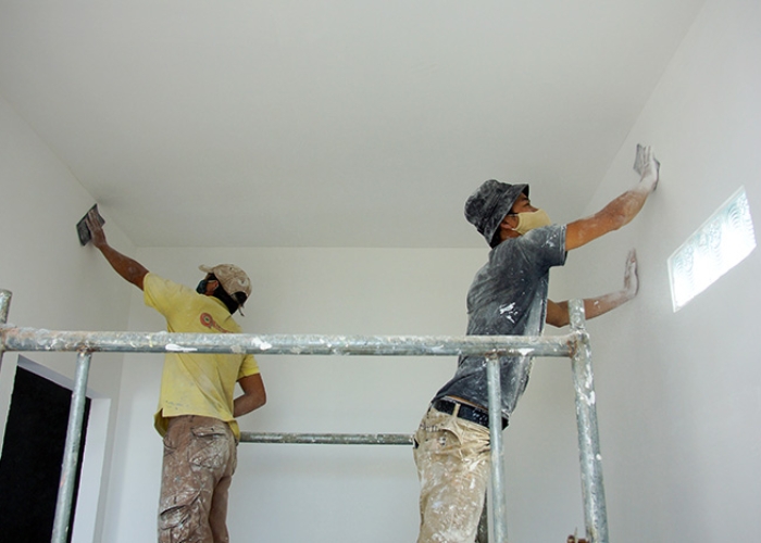 chuẩn bị bề mặt trước khi sơn tường