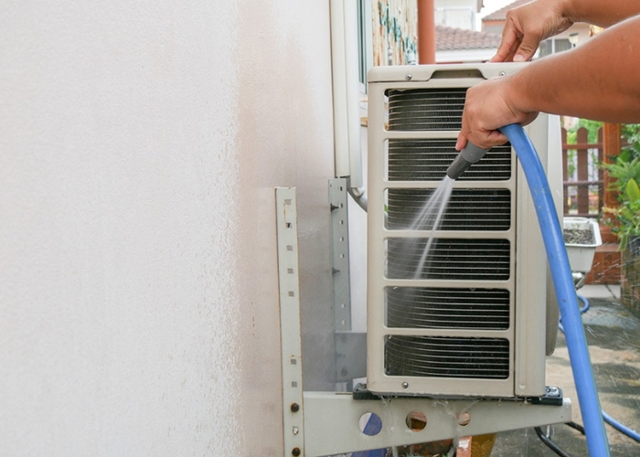 Xịt nước rửa trôi bụi bẩn cục nóng vệ sinh dàn nóng máy lạnh