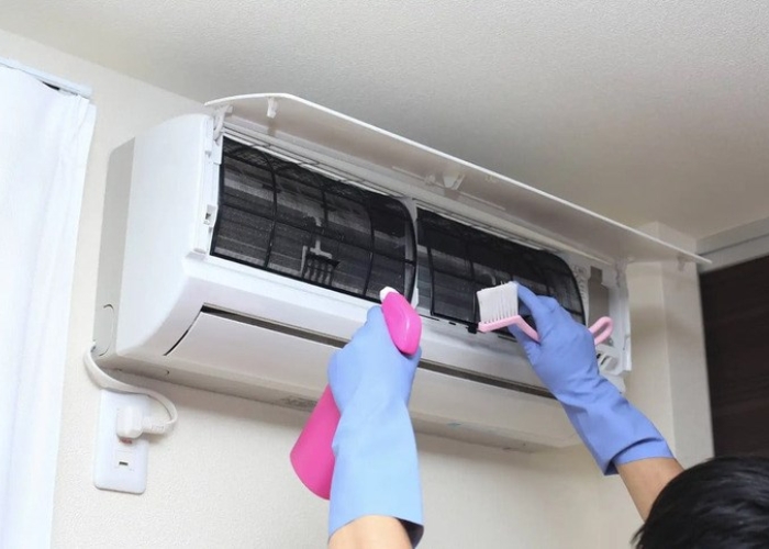 Dùng bàn chải lông mềm để làm sạch dàn lạnh Vệ sinh dàn lạnh