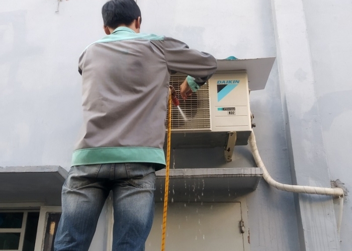 Chọn thời điểm tạnh ráo để vệ sinh dàn nóng Vệ sinh dàn nóng