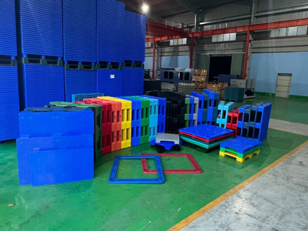 Pallet nhựa là giải pháp hỗ trợ vận chuyển, lưu kho hiệu quả. Ảnh: ICD Việt Nam đóng gói thiết bị thi công