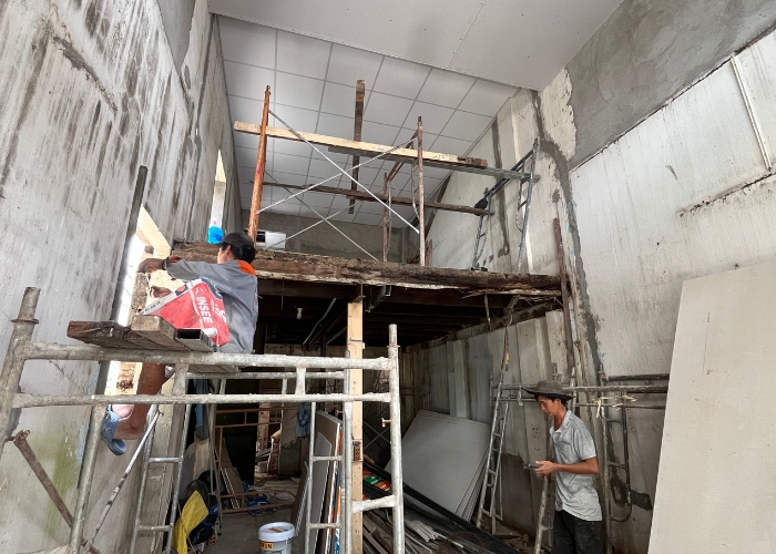 Đơn vị F24 bắt đầu thi công cải tạo nhà cho anh Hùng biến nhà cũ thành nhà mới