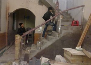 Đập phá cầu thang cũ