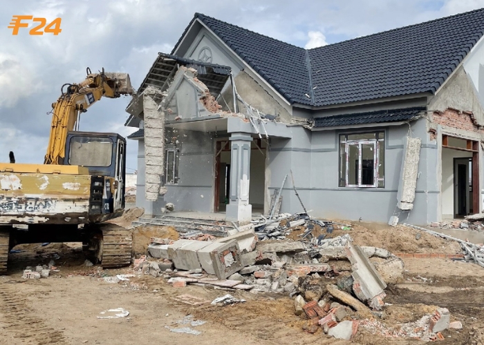 Tháo dỡ nhà cũ bằng máy móc chuyên dụng Tiến hành tháo dỡ nhà cũ