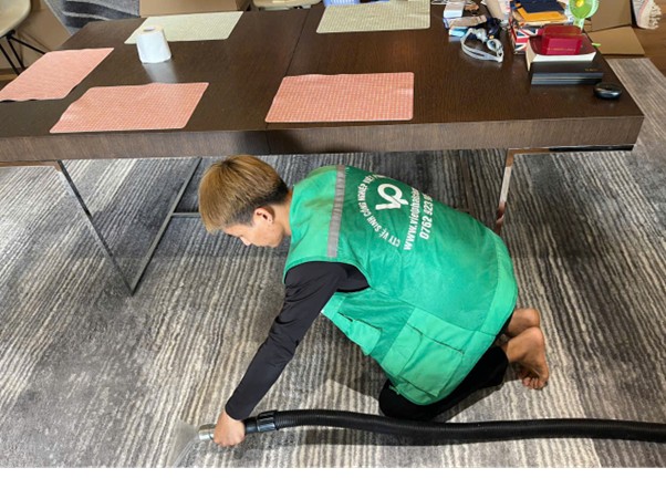 Phun dung dịch giặt thảm 